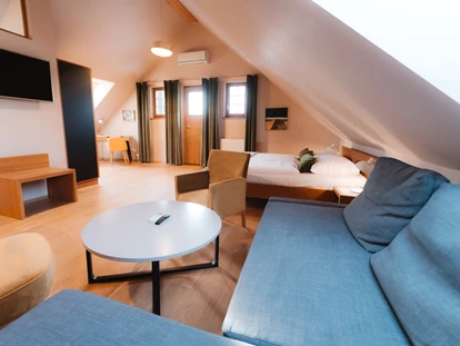 Wellnessurlaub - Restaurant - Stegersbach - Romantikstadl Suite Sonnenblume
Willkommen in einem Ort voller Charme, Geschichte und natürlicher Schönheit – dem Romantikstadl. Dieses über 100 Jahre alte Schmuckstück wurde mit viel Liebe zum Detail in Slowenien abgetragen und originalgetreu wieder aufgebaut, um Ihnen eine unvergleichliche Auszeit inmitten der Natur zu ermöglichen. Hier trifft traditionelle Handwerkskunst auf moderne Annehmlichkeiten und schafft eine Atmosphäre, die sowohl beruhigend als auch inspirierend ist. - Das Eisenberg