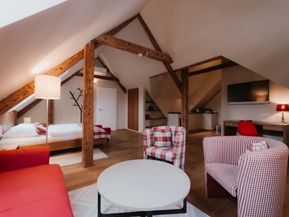 Wellnessurlaub - Restaurant - Stegersbach - Landhaus Vergissmeinnicht 
Rückzugsort inmitten der Natur
Nur wenige Schritte vom Haupthaus - dem Hotel das Eisenberg - entfernt, liegt unser Landhaus – umgeben von Wiesen, Wäldern und sanften Hügeln. Hier genießen Sie Ruhe, Naturverbundenheit und eine entspannte Atmosphäre, ideal zum Abschalten und Wohlfühlen. 
Besonders bei Gästen mit Hund ist das Landhaus sehr beliebt. Die direkte Lage im Grünen, die großzügigen Außenflächen und die naturnahe Umgebung bieten beste Voraussetzungen für gemeinsame Auszeiten mit dem Vierbeiner. Wer die Ruhe liebt und dennoch die Annehmlichkeiten des Haupthauses in kurzer Distanz schätzt, findet im Landhaus den idealen Platz für entspannte Tage. - Das Eisenberg
