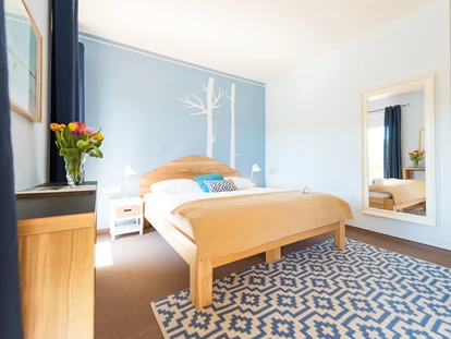 Wellnessurlaub - Restaurant - Stegersbach - Doppelzimmer Lavendel Haupthaus 
Das Herzstück unseres Resorts bildet das Haupthaus, in dem sich die Rezeption, das Panorama-Restaurant „Weitblick“ sowie unser NaturSPA befinden. Direkt am Waldrand gelegen, lädt das Eisenberg dazu ein, die Natur nicht nur zu betrachten, sondern sie mit allen Sinnen zu erleben.
Ob entspannte Spaziergänge, aktive Entdeckertouren oder ein Tag voller Genuss und Erholung – hier findet jeder seinen persönlichen Wohlfühlmoment. - Das Eisenberg