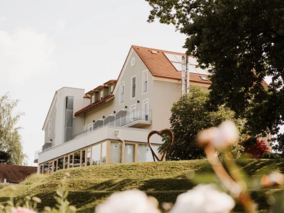 Wellnessurlaub - Restaurant - Stegersbach - Dort wo der Himmel die Erde küsst, im sonnigen Südburgenland, versteckt sich ein 4-Sterne-Resort der besonderen Art: Das Eisenberg ist das Tor zur Tiefenentspannung.
In den drei Häusern des Hotels findet sich mit Sicherheit für jeden Gast der perfekte Rückzugsort. Mit charmanten Designs, hellen Stoffen und natürlichen Materialien sorgen liebevolle Details und großzügige Noblesse in den Zimmern des Haupthauses für eine echte Wohlfühlatmosphäre. 
Wer es lieber rustikal mag, findet in den geräumigen Landhauszimmern und -suiten mit Blick auf die hoteleigene Gartenlandschaft die perfekte Kulisse für seinen himmelgrünen Urlaub. Gediegenes Interieur und liebevolle Individualität bietet der 100 Jahre alte Romantikstadl, eine harmonische Wohlfühloase für Naturmenschen.  - Das Eisenberg