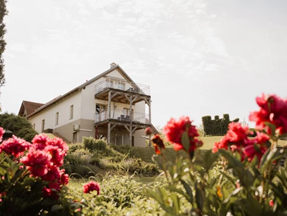 Wellnessurlaub - Restaurant - Stegersbach - Landhaus 
Nur wenige Schritte durch unsere liebevoll gestaltete Gartenanlage führt Sie zu diesem besonderen Rückzugsort: ein traditionelles burgenländisches Bauernhaus, das mit viel Liebe und Sorgfalt zu einem exklusiven Landhaus umgestaltet wurde.
Hier erwartet Sie eine Atmosphäre voller Wärme und Geborgenheit. Natürliche Materialien, sanfte Farben und lichtdurchflutete Räume schaffen eine Umgebung, in der Sie sich von der ersten Minute an wohlfühlen. 
Die harmonische Verbindung aus traditionellem Charme und modernem Komfort sorgt für ein einzigartiges Wohngefühl – ganz gleich, ob Sie nur für ein Wochenende oder einen längeren Aufenthalt bleiben. - Das Eisenberg