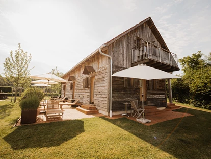Wellnessurlaub - Restaurant - Stegersbach - Der Romantikstadl 
Rustikale Romantik & pure Geborgenheit
Wenn Sie auf der Suche nach einem Ort sind, an dem Sie den Alltagsstress hinter sich lassen und neue Energie tanken können, ist der Romantikstadl genau das Richtige für Sie. Die Kombination aus rustikaler Gemütlichkeit, hochwertiger Ausstattung und der traumhaften Umgebung macht dieses Refugium zu einem idealen Rückzugsort für Ruhesuchende, Naturliebhaber und Romantiker.
Die Bauweise aus hochwertigem Holz verleiht dem Romantikstadl eine warme und einladende Atmosphäre. Holz hat nicht nur eine beruhigende Wirkung auf die Sinne, sondern sorgt auch für ein besonders angenehmes Raumklima. Die natürlichen Materialien aus der Umgebung tragen dazu bei, dass Sie hier wunderbar entspannen und erholsam schlafen können. - Das Eisenberg
