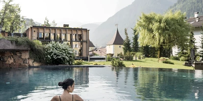 Wellnessurlaub - Dorf Tirol - Outdoor-Pool - ADLER Spa Resort Balance