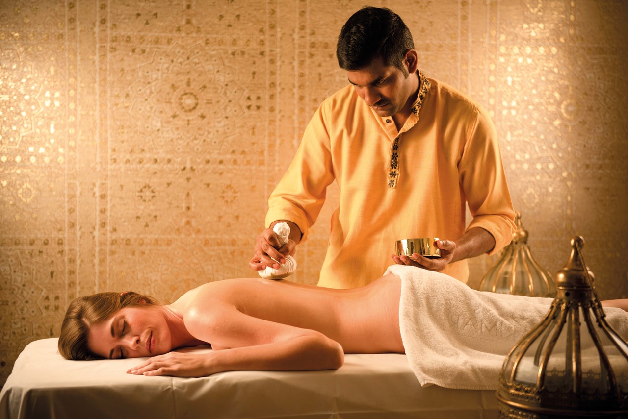 Hotel Larimar Massagen im Detail Ayurveda Kräuterstempelmassage