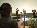 Wellnesshotel: Yoga mit dem indischen Yogi am Koiteich im Larimar Gartenparadies - Hotel Larimar