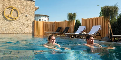 Wellnessurlaub - Restaurant - Stegersbach - Nackt-Schwimmbecken im Sauna-Panoramahof der Larimar Saunawelt - Hotel Larimar