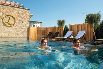 Wellnesshotel: Nackt-Schwimmbecken im Sauna-Panoramahof der Larimar Saunawelt - Hotel Larimar