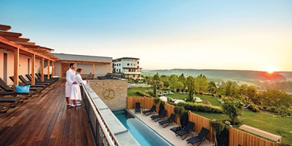 Wellnessurlaub - Restaurant - Stegersbach - textilfreie Panoramaterrasse mit Blick in die herrliche Landschaft rund im das Hotel Larimar - Hotel Larimar