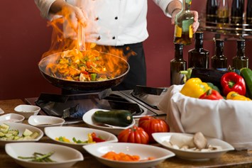 Wellnesshotel: Kochen auf offener Flamme im Restaurant im Hotel Larimar - Hotel Larimar