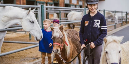Wellnessurlaub - Restaurant - Stegersbach - Spaziergang mit den Mini Horses - Hotel Reiters Finest Family