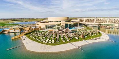 Wellnessurlaub - Umgebungsschwerpunkt: am Land - Gramatneusiedl - Aussenaufnahme Summer Island - St. Martins Therme & Lodge