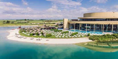 Wellnessurlaub - Umgebungsschwerpunkt: am Land - Gramatneusiedl - Aussenaufnahme Summer Island - St. Martins Therme & Lodge