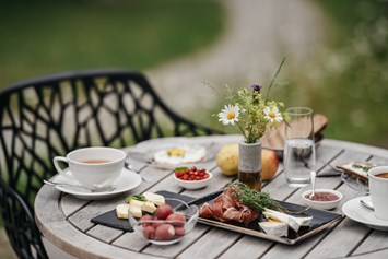 Wellnesshotel: Frühstück auf der Sonnenterrasse - Das Naturhotel Chesa Valisa****s