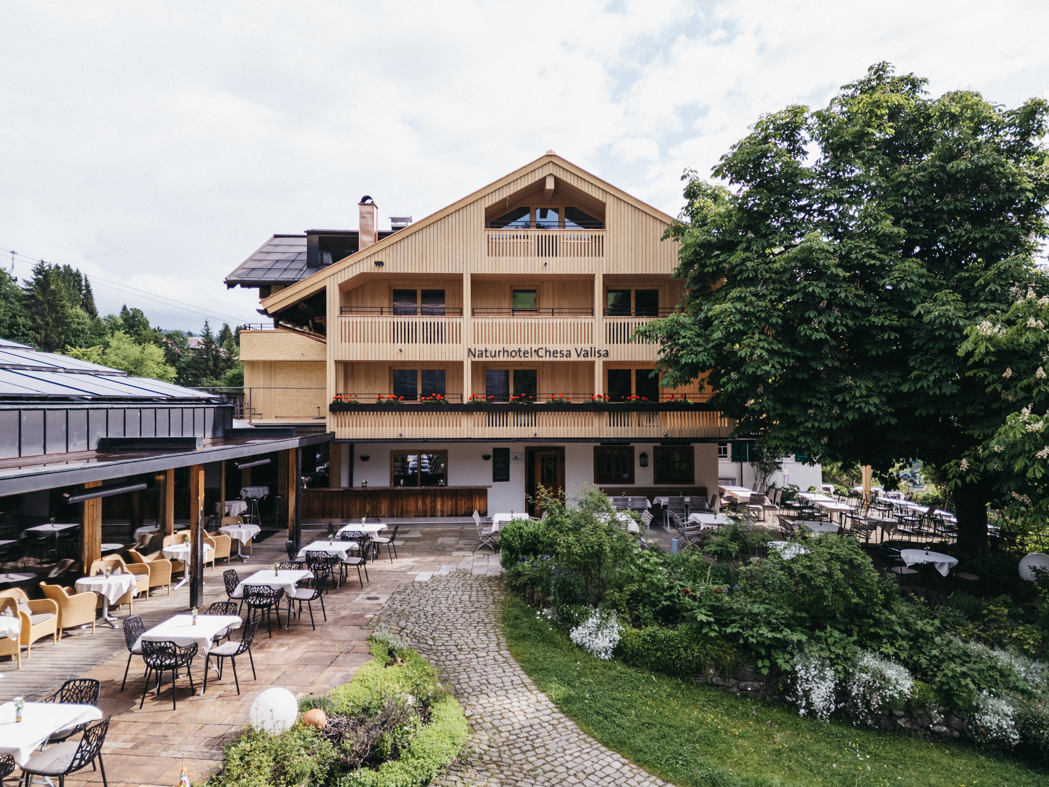 Wellnessurlaub - Mellau - Terrasse mit neuer Aussenfassade - Das Naturhotel Chesa Valisa****s