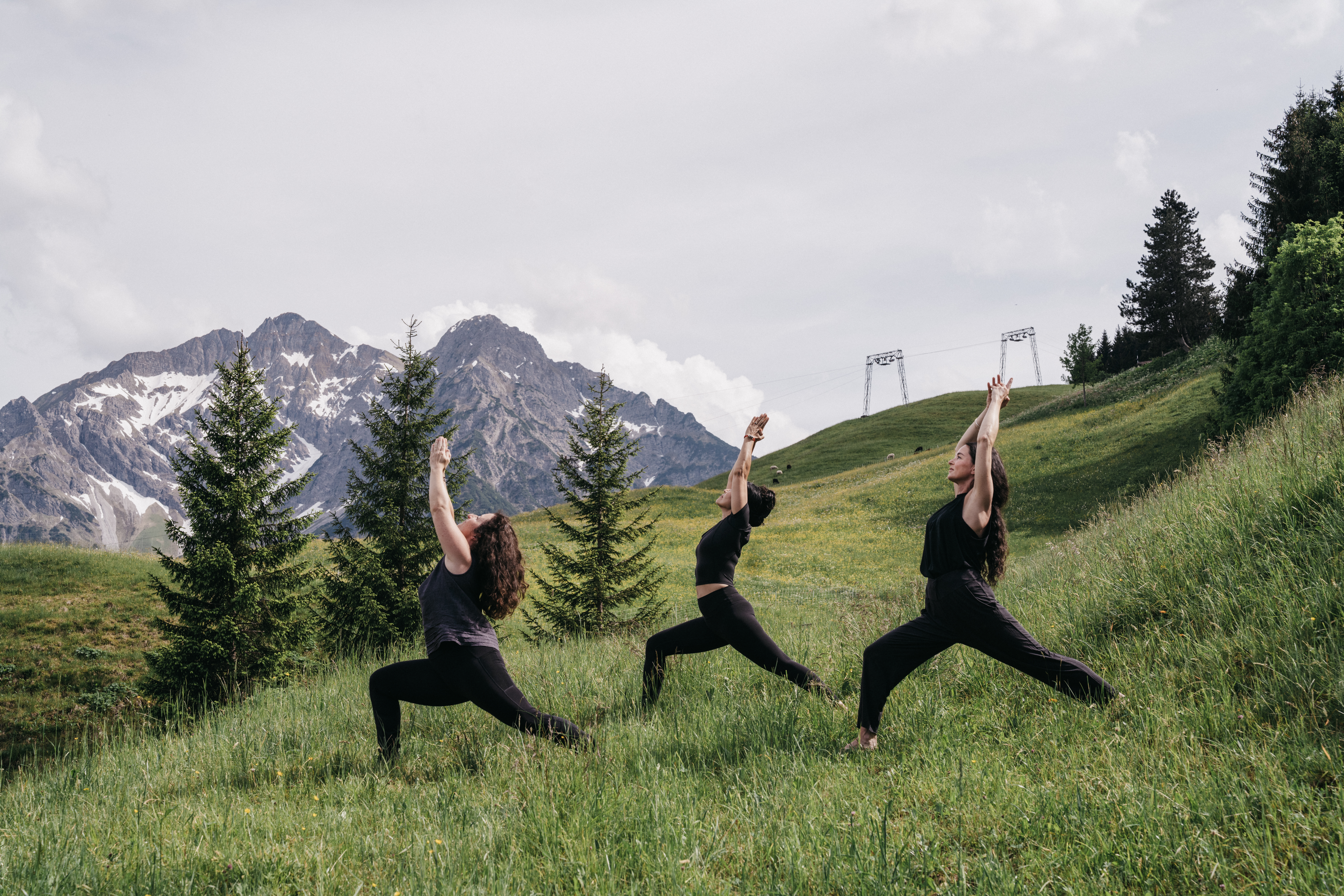 Wellnessurlaub - Mellau - Yoga auf der Wiese mit Bergblick - Das Naturhotel Chesa Valisa****s