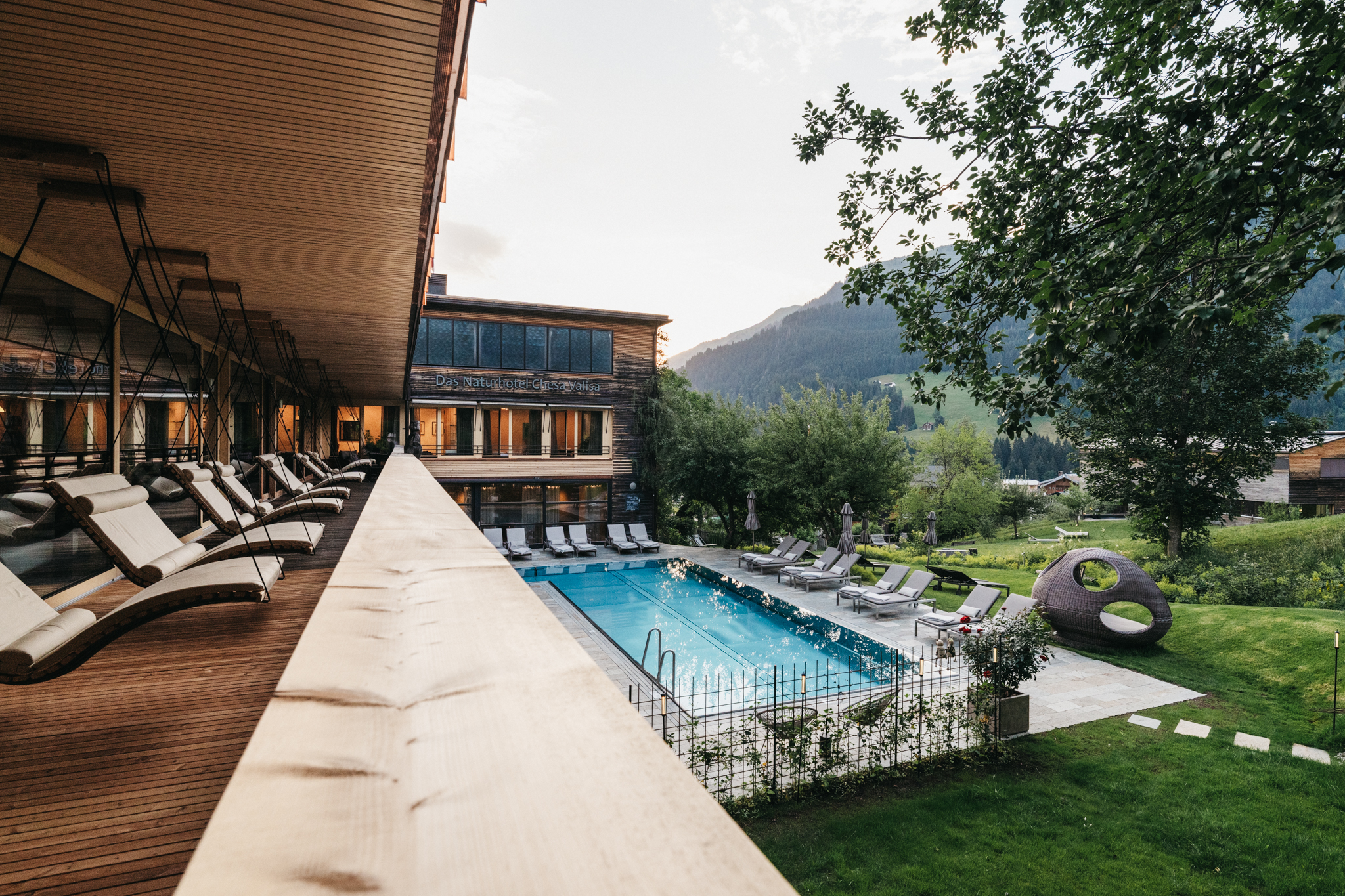 Wellnessurlaub - Zams - Schwebeliegen und Poolbereich - Das Naturhotel Chesa Valisa****s