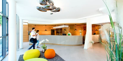 Wellnessurlaub - Restaurant - Stegersbach - Eingangsbereich im Hotel Vier Jahreszeiten Loipersdorf - Thermenhotel Vier Jahreszeiten Loipersdorf