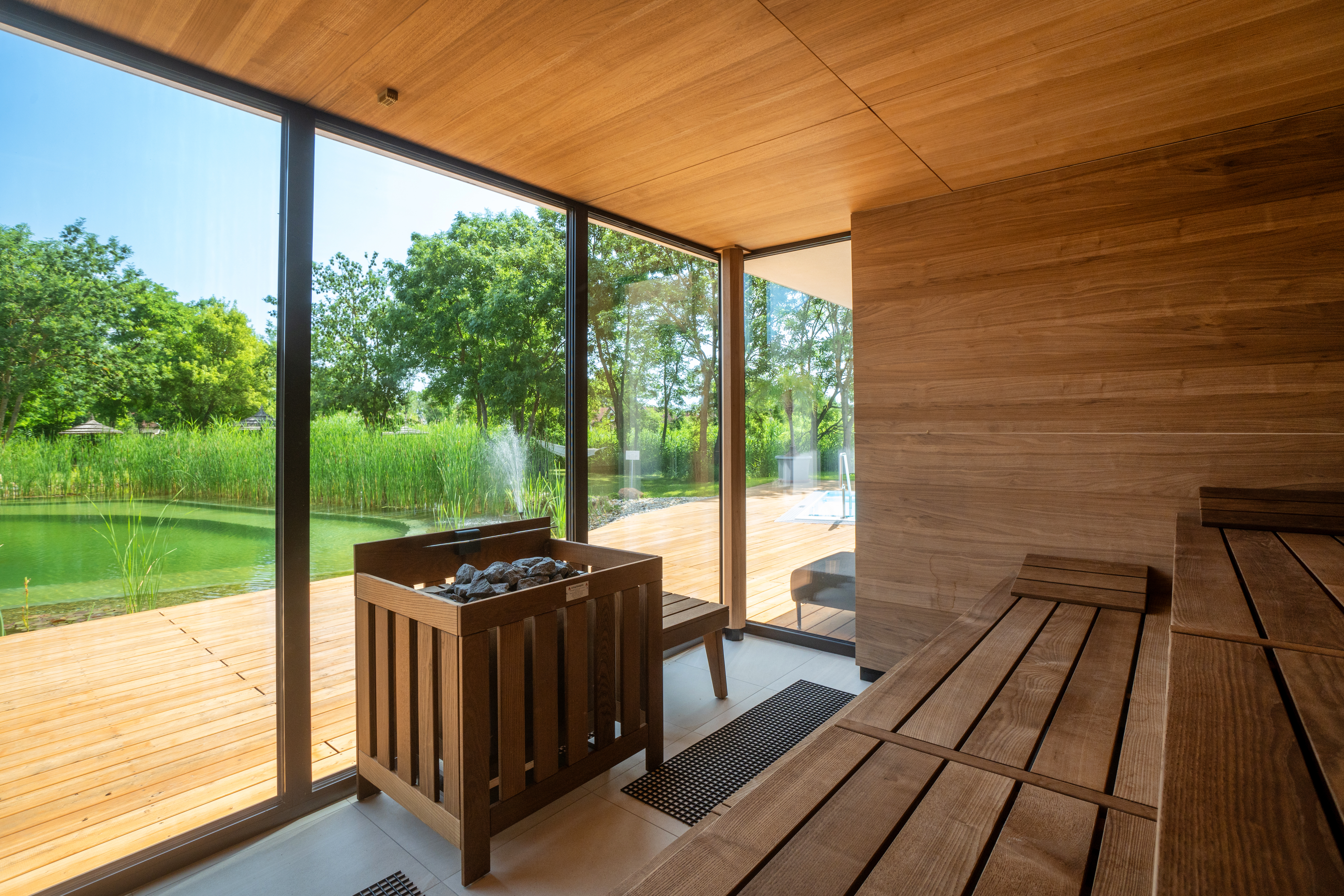 VILA VITA Pannonia Saunen und Bäder im Detail Panorama-Selbstaufguss-Sauna