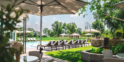 Wellnessurlaub - Umgebungsschwerpunkt: am Land - Gramatneusiedl - Outdoor-Pool angrenzend zum Wellness-Bistro - VILA VITA Pannonia