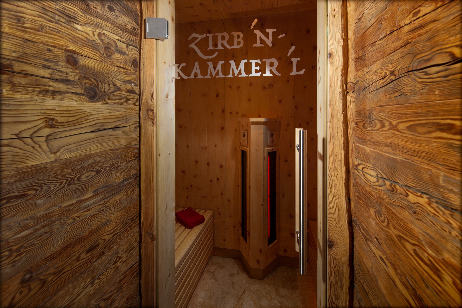 Alm- & Wellnesshotel Alpenhof Saunen und Bäder im Detail Zirben-Kammer`l Infrarotkabine