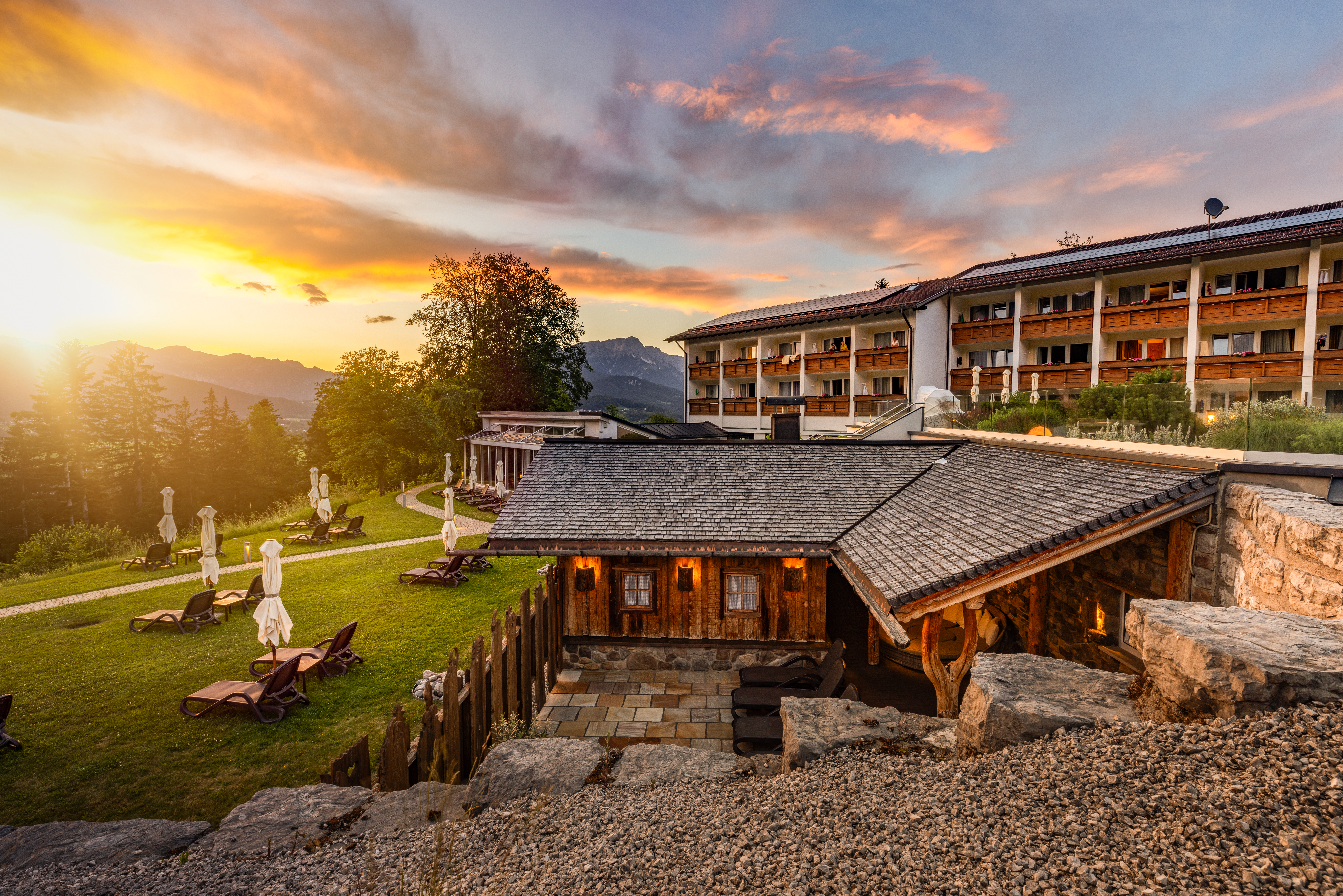 Wellnesshotel: Liegewiese im Sonnenuntergang - Alm- & Wellnesshotel Alpenhof