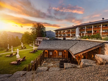 Wellnessurlaub - Day SPA - Altenmarkt im Pongau - Liegewiese im Sonnenuntergang - Alm- & Wellnesshotel Alpenhof
