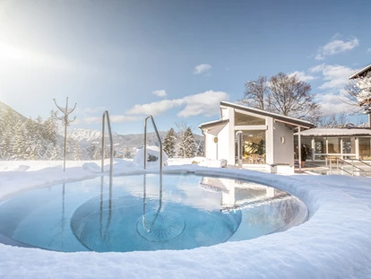 Wellnessurlaub - Day SPA - Altenmarkt im Pongau - Whirlpool im Winter - Alm- & Wellnesshotel Alpenhof
