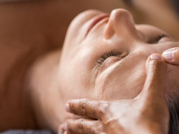 Alpenhof Grainau Massagen im Detail Luxus-Gesichtsmassage
