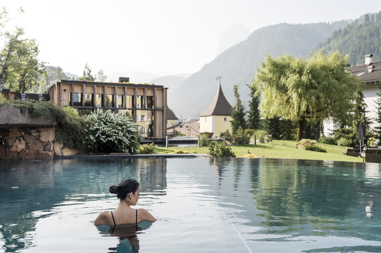 ADLER Spa Resort DOLOMITI Saunen und Bäder im Detail Outdoor Pool