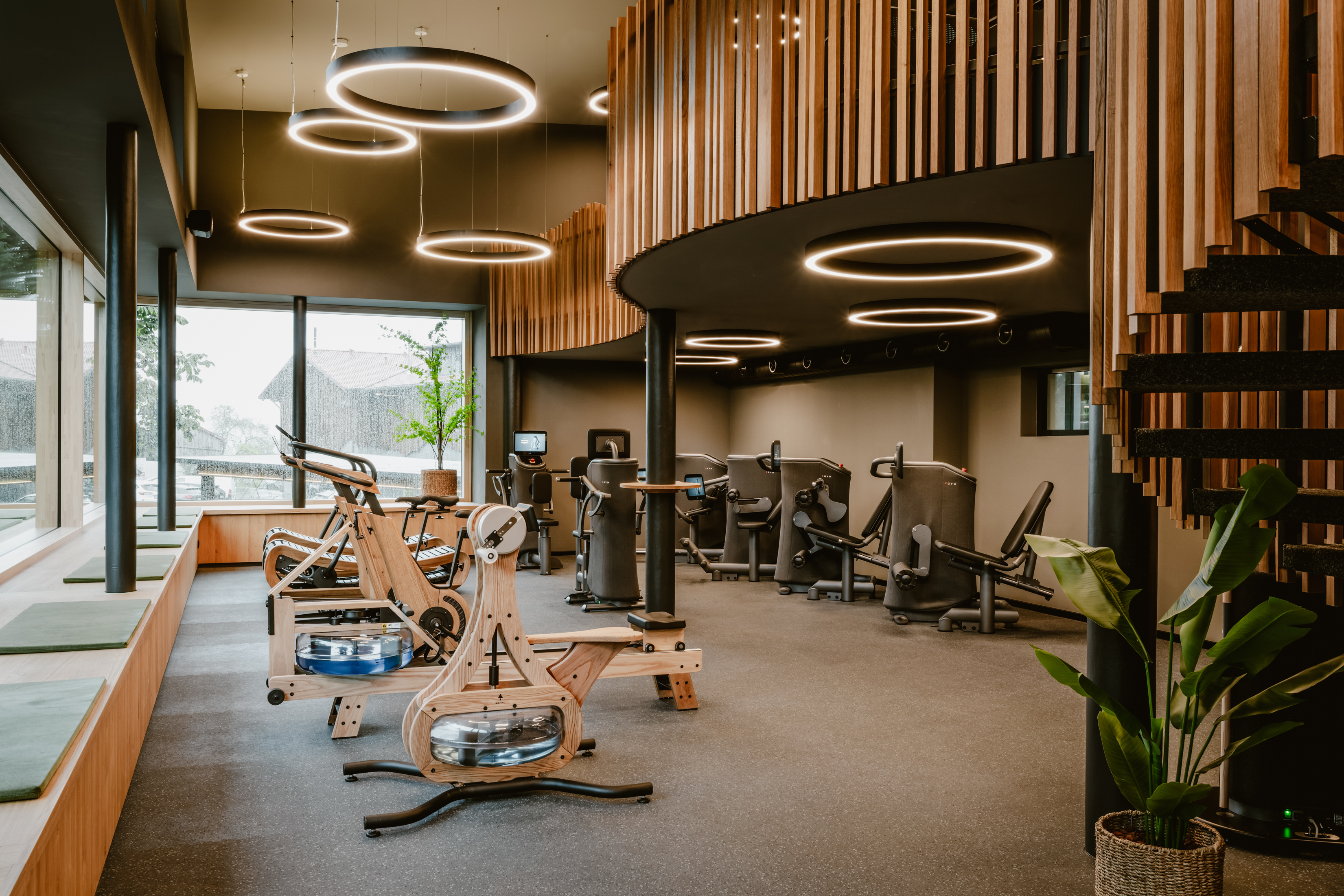 Wellnesshotel: Zweistöckiges Fitness Studio mit modernen Nohrd-Geräten und deutschlandweit erstes Hotel mit E-Gym-Trainingssystem - Bergkristall - Mein Resort im Allgäu