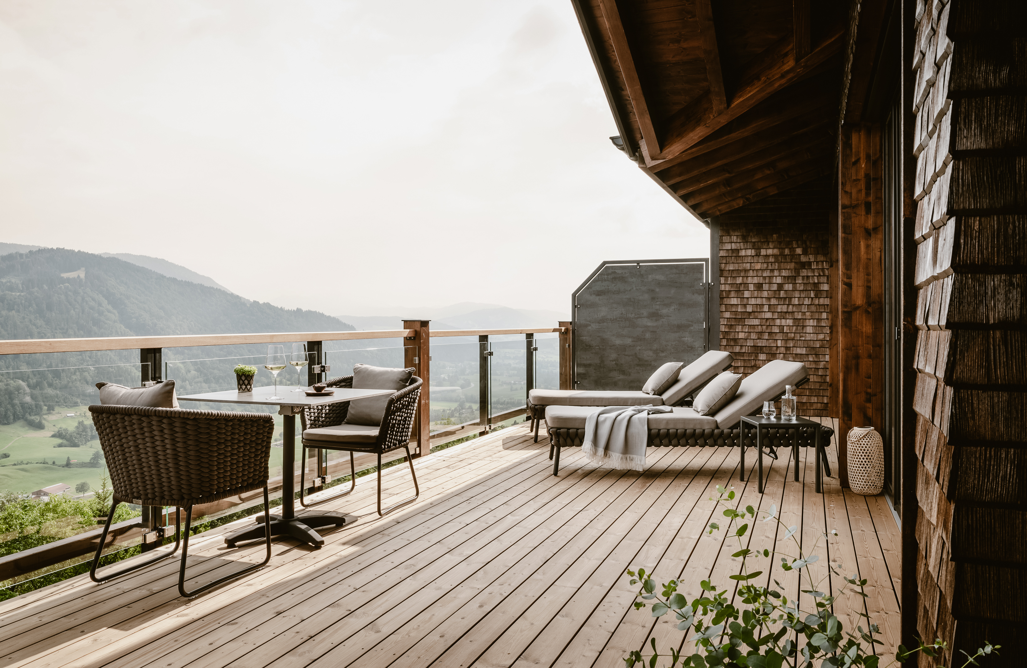 Wellnesshotel: Großzügige Terrassen bei Suiten - Bergkristall - Mein Resort im Allgäu - Zimmer | Suiten