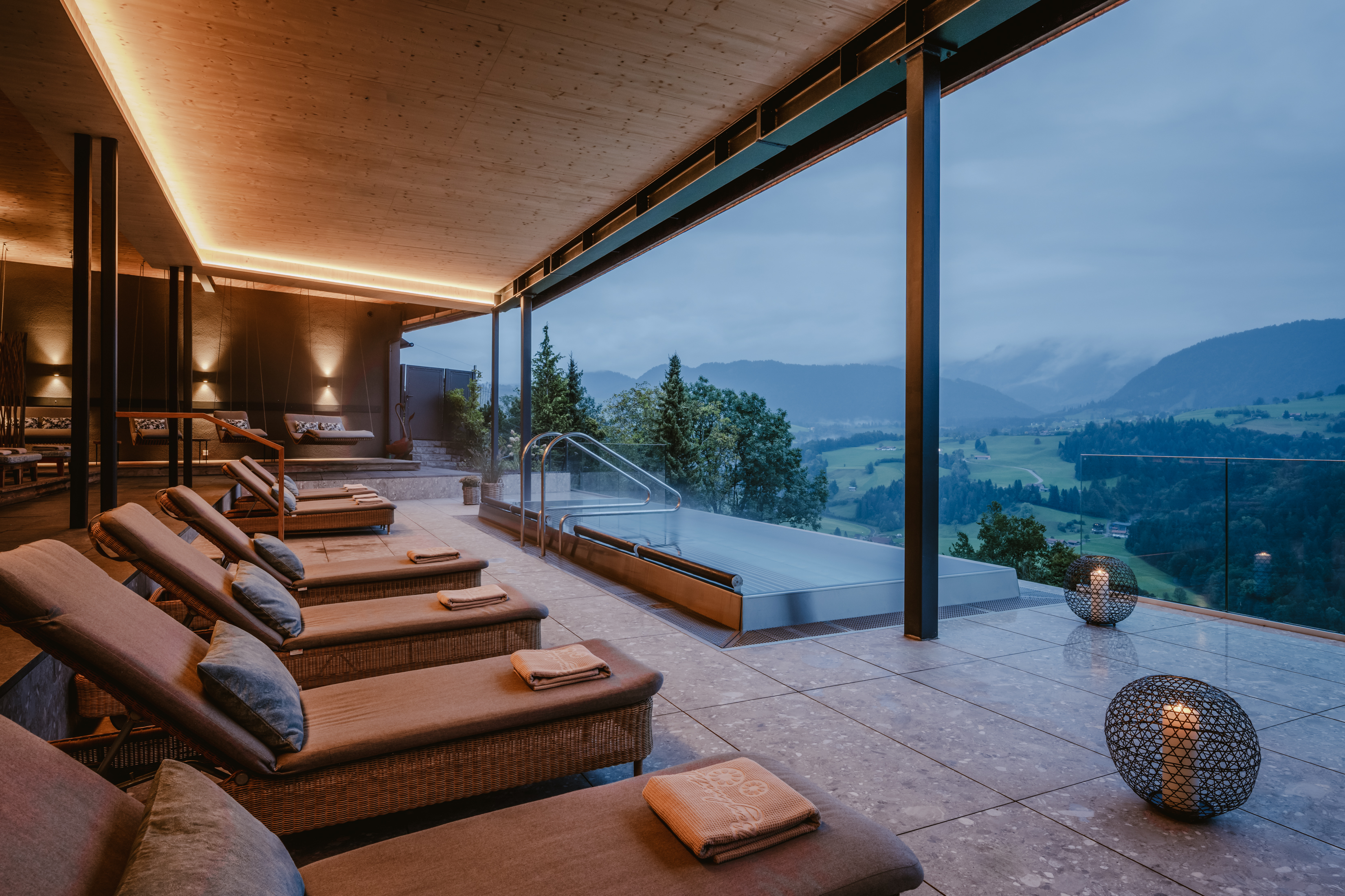 Wellnessurlaub - Pools: Infinity Pool - Allgäu - Panorama-Whirlpool mit Blick auf die Allgäuer Nagelfluhkette - Bergkristall - Mein Resort im Allgäu