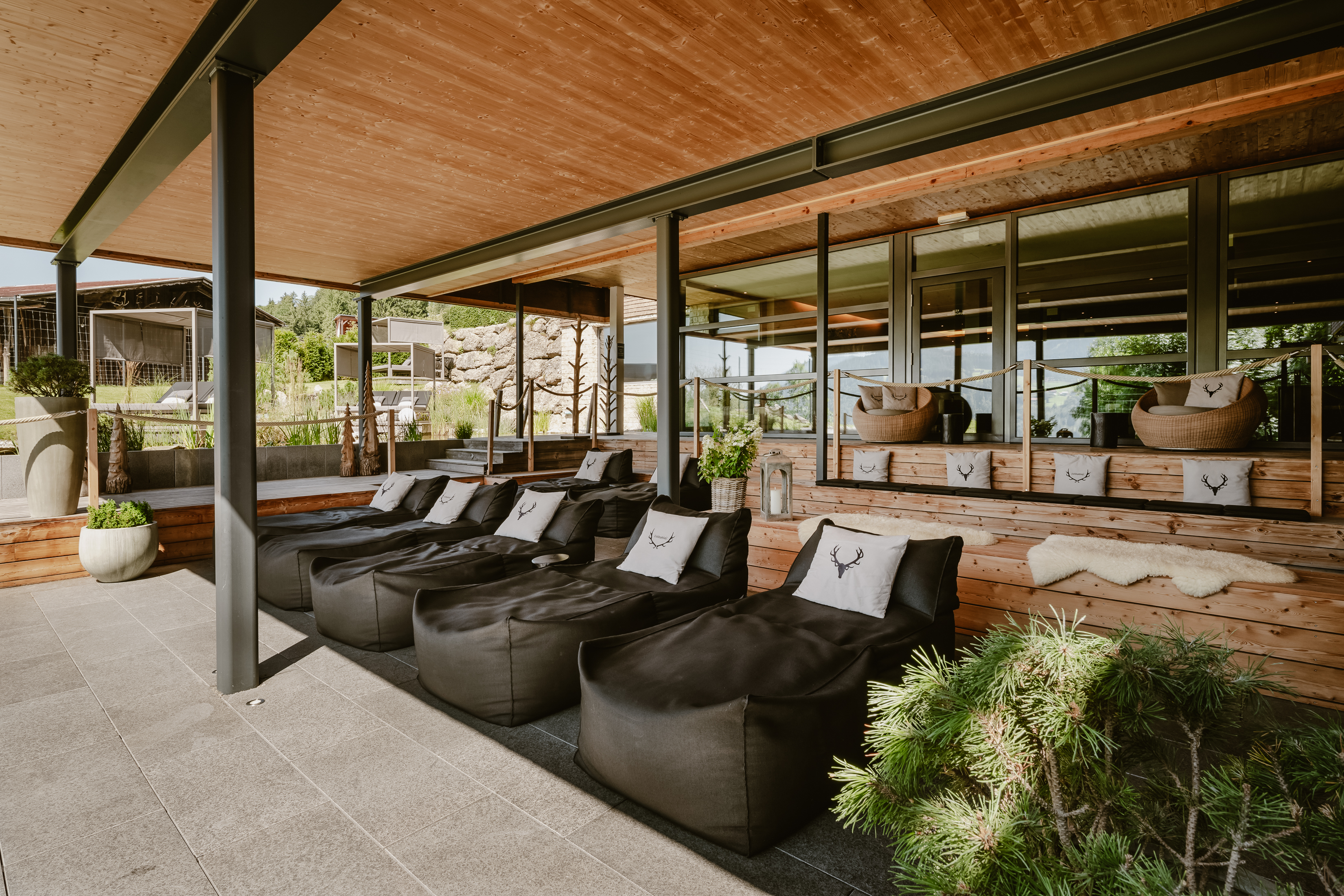 Wellnesshotel: Outdoor-Living-Room im Saunabereich - Bergkristall - Mein Resort im Allgäu - Sauna | Spa