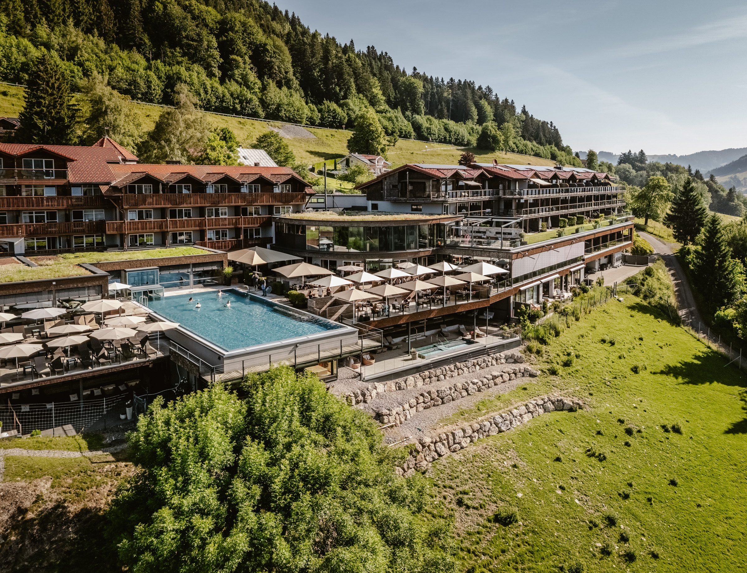 Wellnessurlaub - Paarmassage - Deutschland - Außenansicht Hotel - Bergkristall - Mein Resort im Allgäu