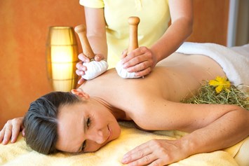 Wellnesshotel: natürlich wellnessen...
Heustempel-Massage im Wellnessbereich - Biohotel Eggensberger****