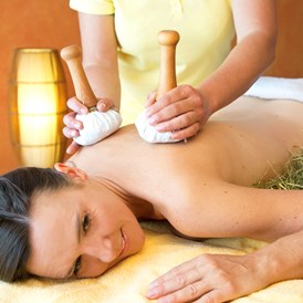Wellnesshotel: natürlich wellnessen...
Heustempel-Massage im Wellnessbereich - Biohotel Eggensberger****