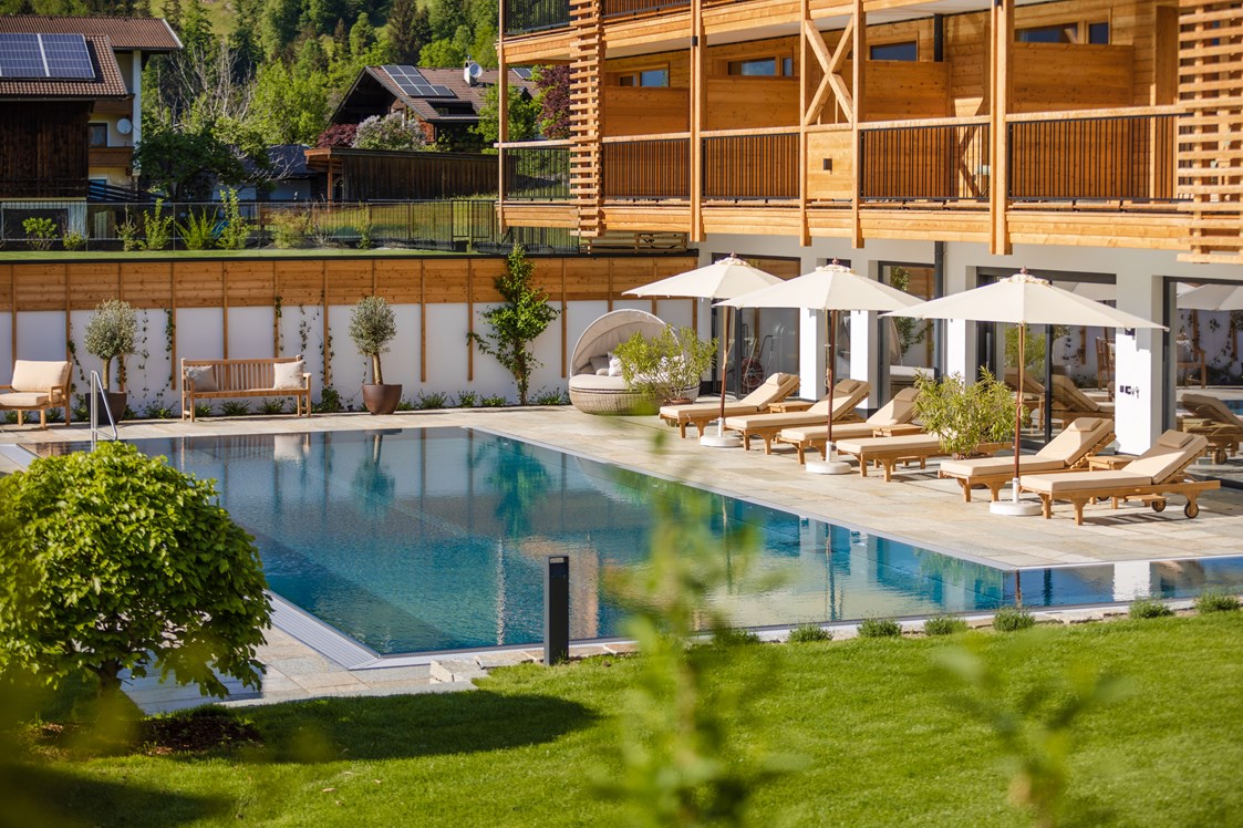 Wellnesshotel: Gartenpool für Abkühlung und zum ausgedehnten Schwimmen - Natur Resort Rissbacher