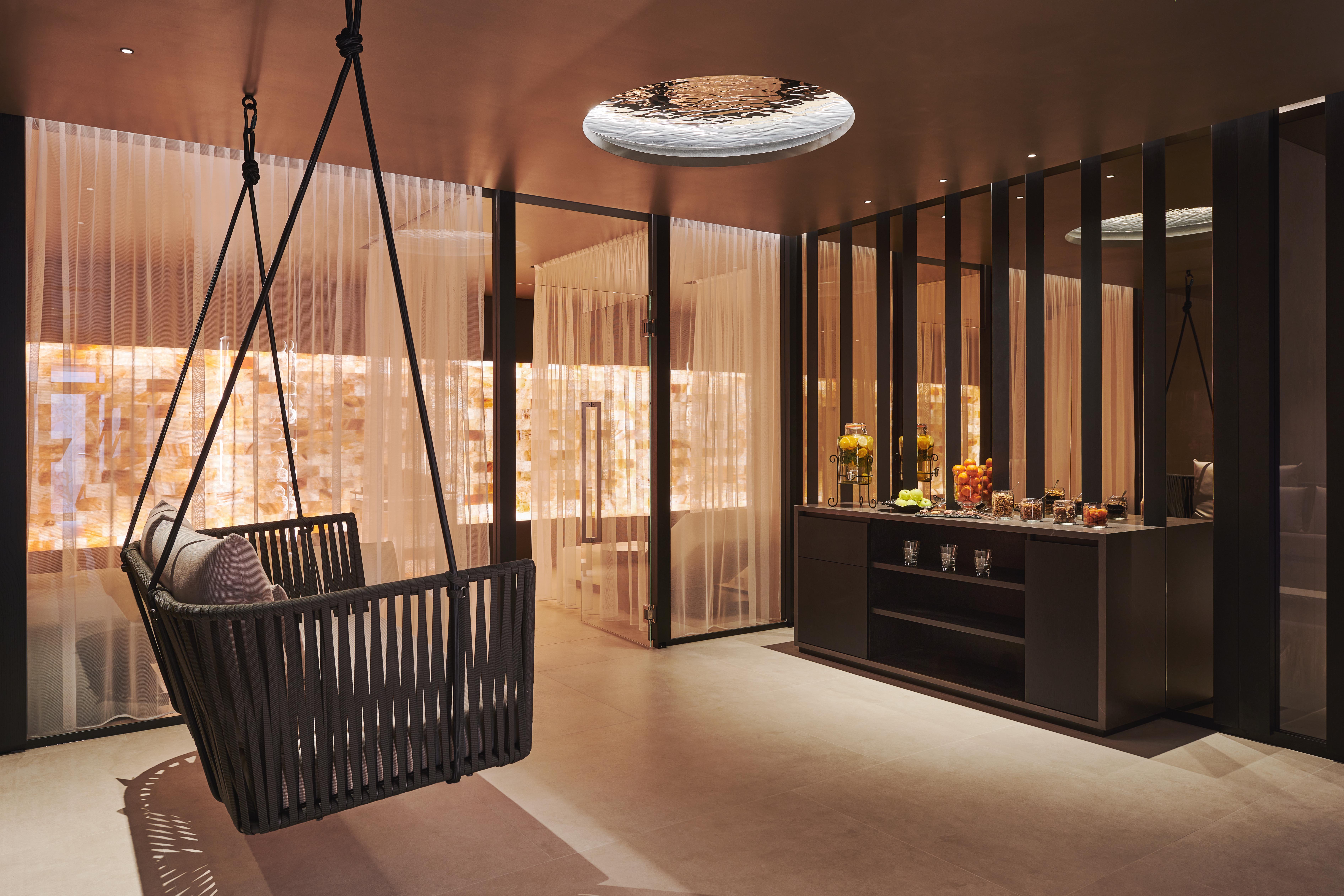 SCHLOSS Zermatt - CBD & Adaptogenic Spa Hotel Saunen und Bäder im Detail Salz-Ruheraum & Lounges