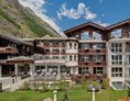 Wellnesshotel: Aussenansicht Sommer  - SchlossHotel Zermatt