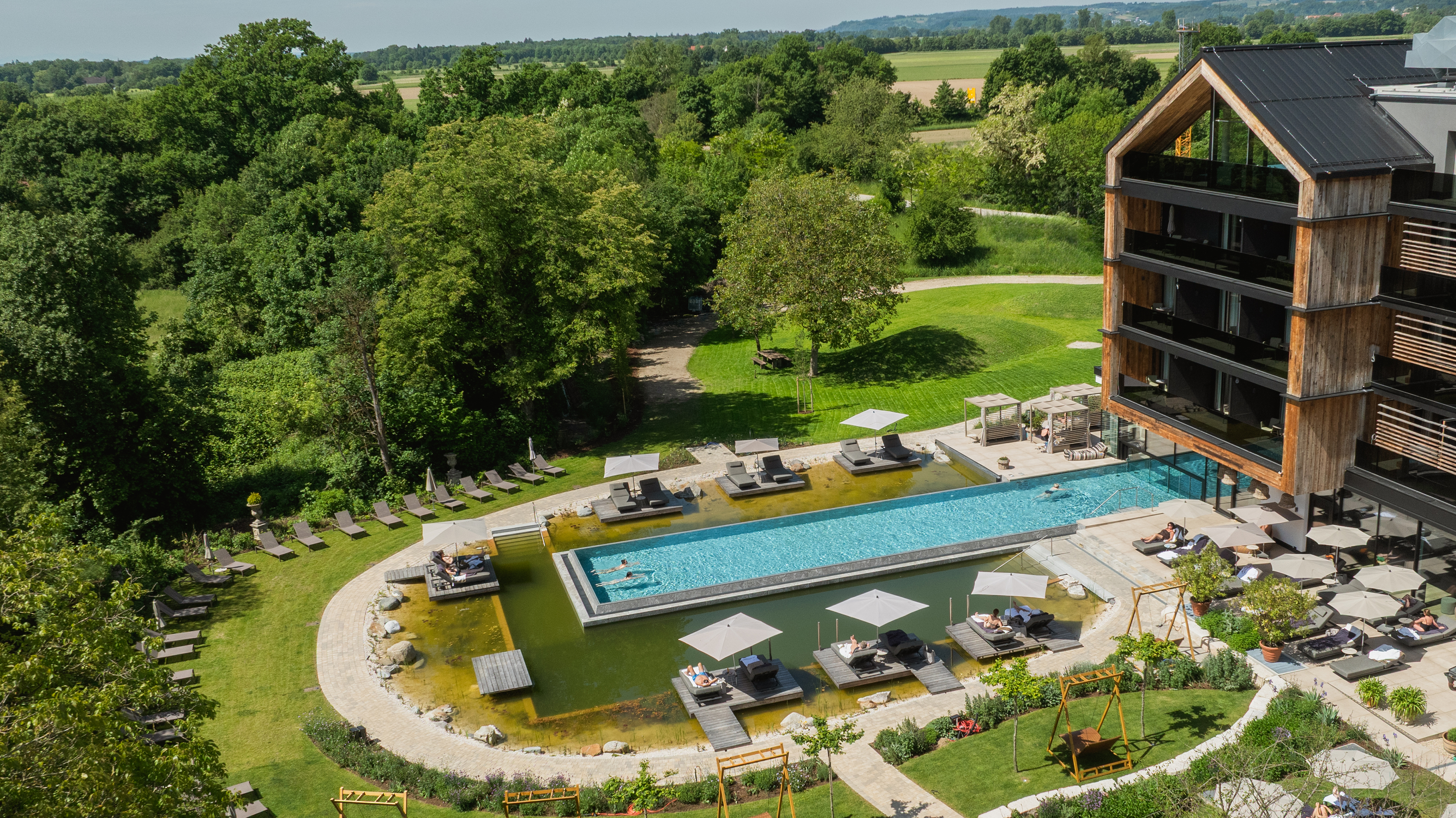 Wellnesshotel: Außenbereich mit bayerns längstem Thermal-Pool - DAS MÜHLBACH thermal retreat & wellness resort - Hotel | Umgebung, Sauna | Spa, Wasser