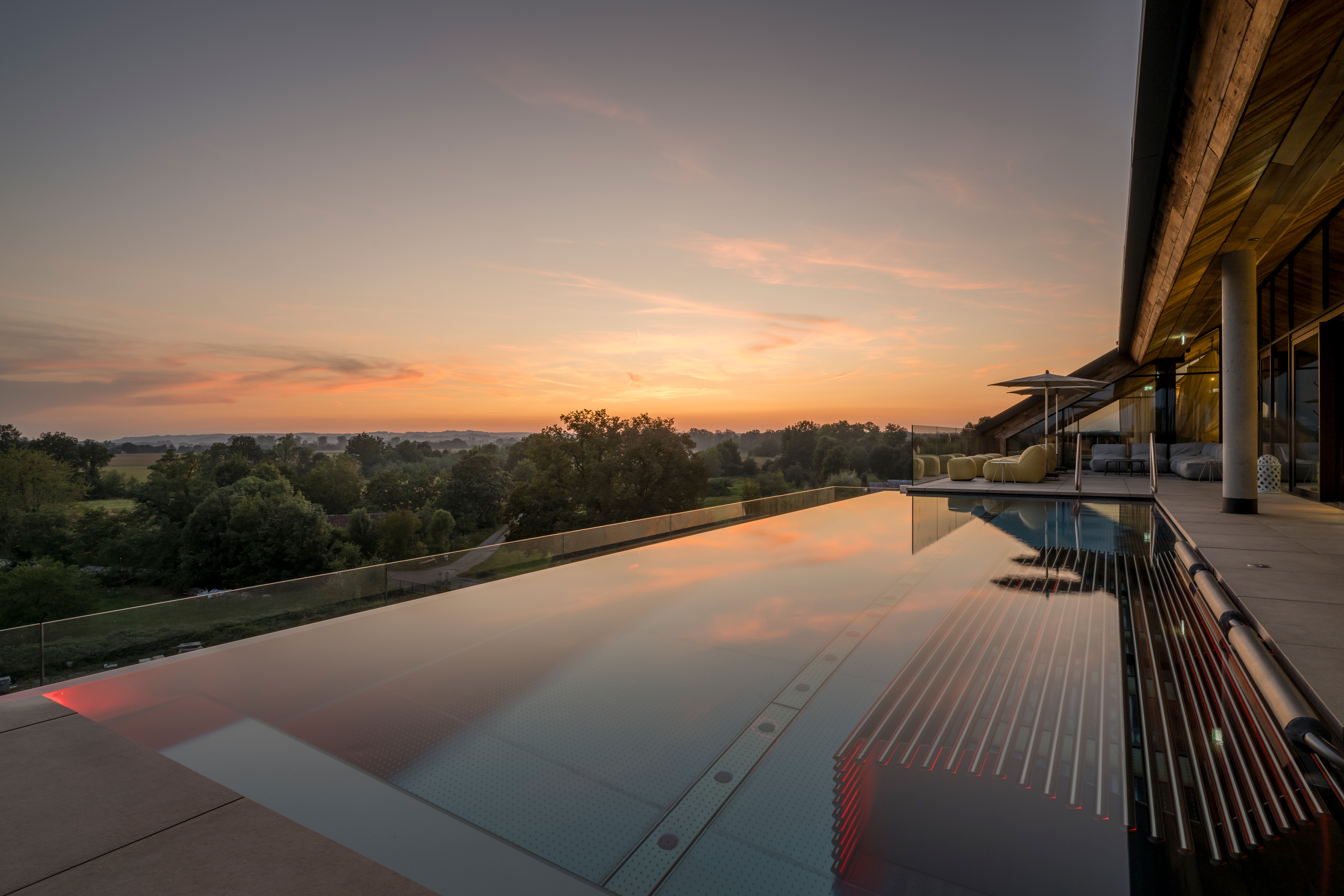Wellnesshotel: Infinity Pool im Sky SPA - DAS MÜHLBACH thermal retreat & wellness resort - Sauna | Spa, Wasser