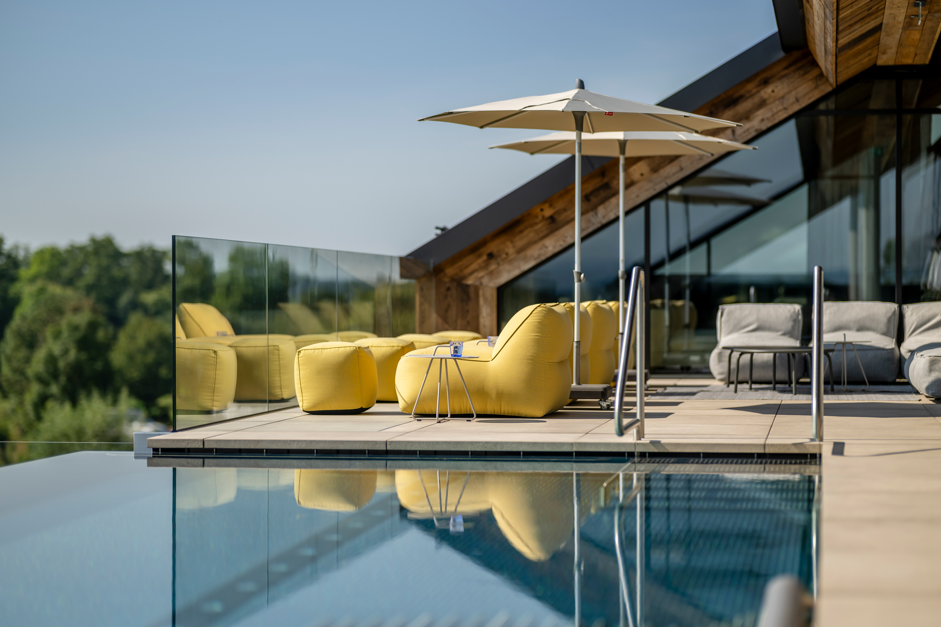 Wellnesshotel: Sky SPA Infinity Pool - DAS MÜHLBACH thermal retreat & wellness resort - Hotel | Umgebung, Sauna | Spa, Wasser