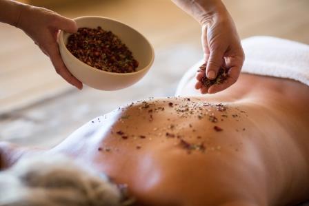 Haubers Naturresort Massagen im Detail KRÄUTERSTEMPELMASSAGE
