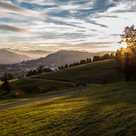 Wellnesshotel: Das herbstliche Naturresort von oben mit Blick über Oberstaufen. - Haubers Naturresort