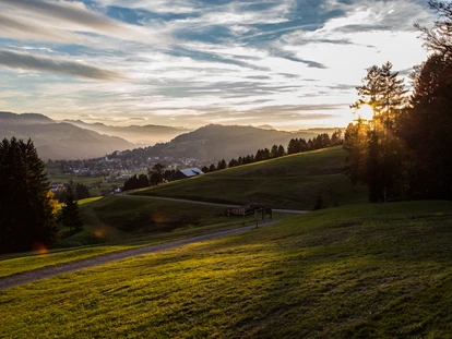 Wellnessurlaub - Fontanella - Das herbstliche Naturresort von oben mit Blick über Oberstaufen. - Haubers Naturresort