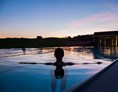 Wellnesshotel: Haubers Pools bieten pro Gast eine Wasserfläche von über 22 Quadratmetern. - Haubers Naturresort