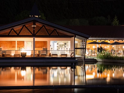 Wellnessurlaub - Fontanella - Abendromantik am See, wo im Sommer auch regelmäßig das Seefest stattfindet. - Haubers Naturresort