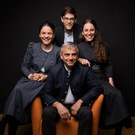 Wellnesshotel: Hotelchef Klaus Hauber mit seinen Töchtern Tanja (rechts) und Eva (links) sowie seinem Sohn Tobias. - Haubers Naturresort