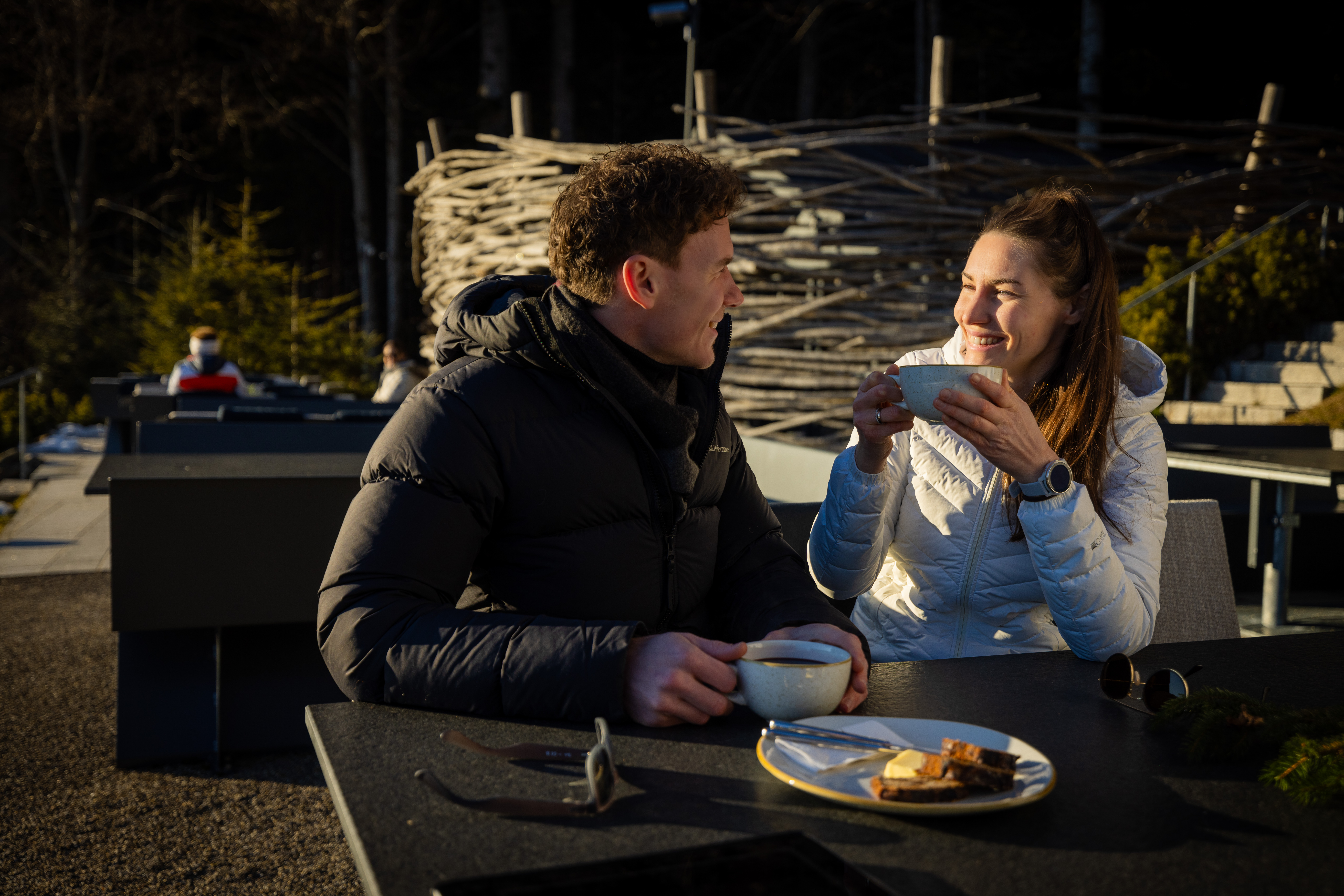 Wellnesshotel: Ein junges Paar genießt die Sonne am Schwalbennest. - Haubers Naturresort