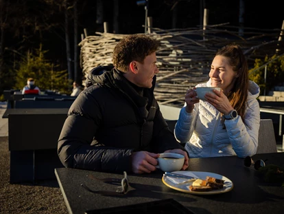 Wellnessurlaub - Fontanella - Ein junges Paar genießt die Sonne am Schwalbennest. - Haubers Naturresort